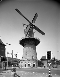 51481 Gezicht op de molen Rijn en Zon (Adelaarstraat 30) te Utrecht, vanuit de Hopakker.